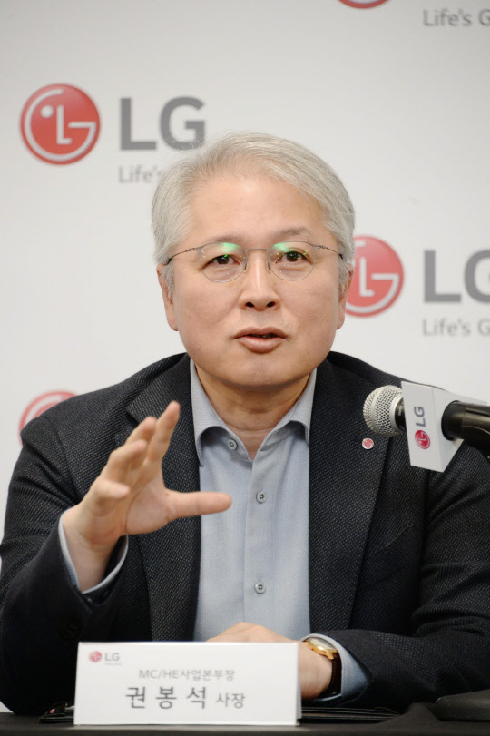 권봉석 LG전자 MC·HE사업본부장(사장)은 8일(현지시간) 미국 라스베이거스에서 열린 'CES(세계가전쇼) 2019'에서 기자간담회를 열고 올해 사업전략에 대해 설명하고 있다. <LG전자 제공>